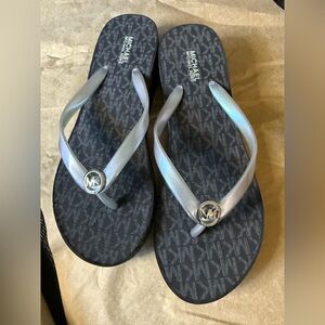 Michael Kors nwt, Iridescent black/Silver Flip Flops